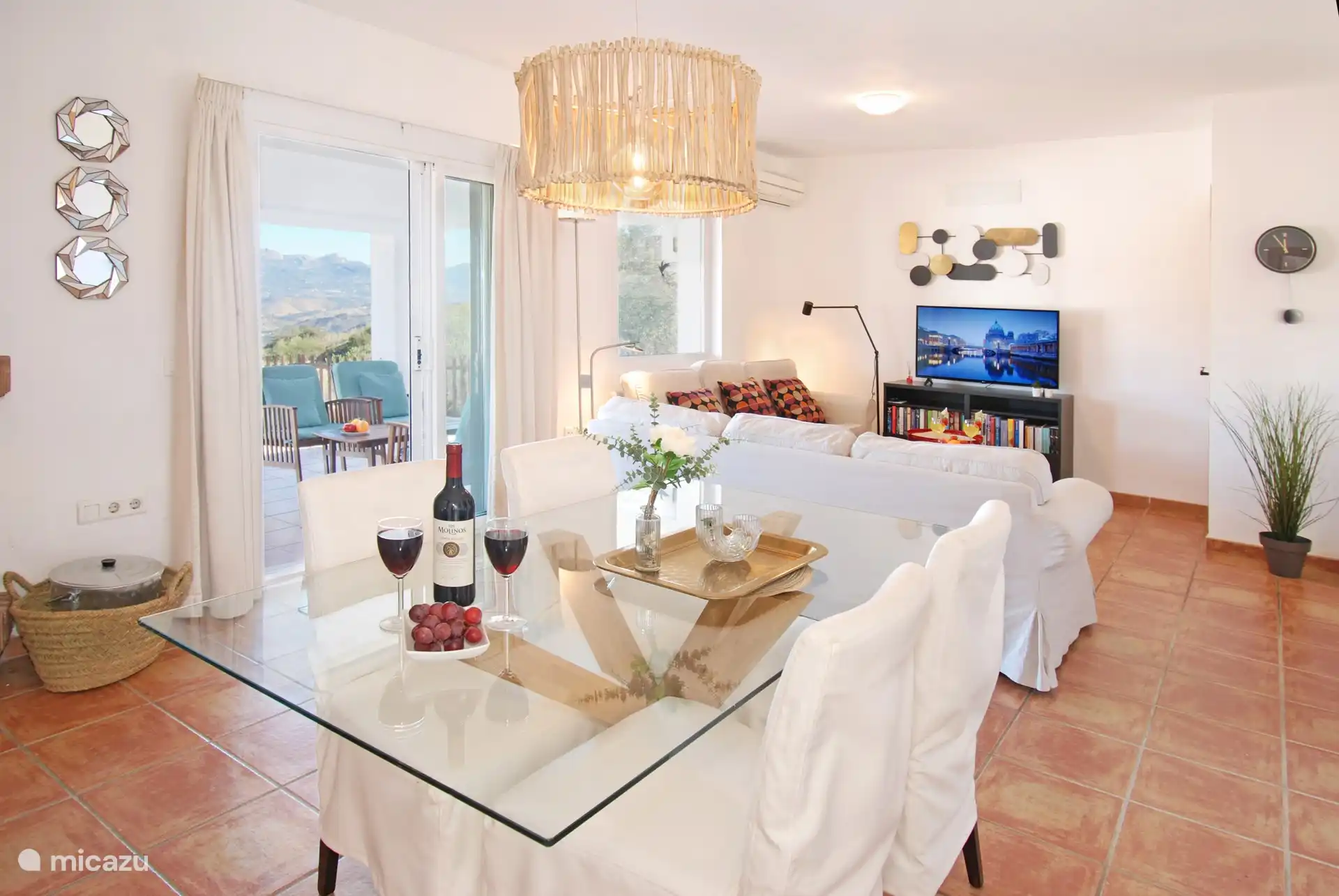 Ingrese a una sala de estar amplia y luminosa.