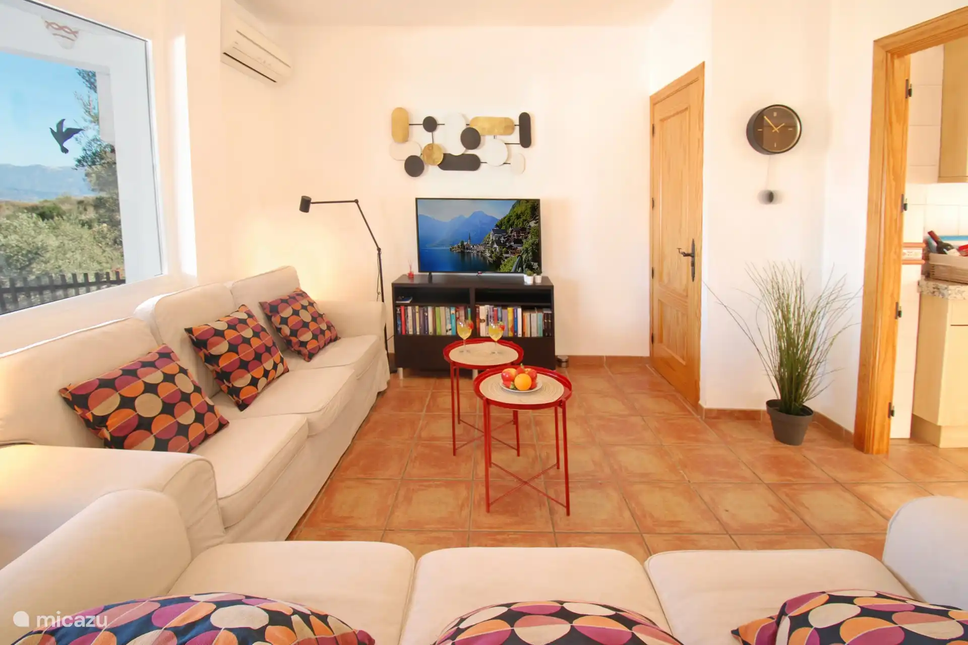 El salón comedor con cocina semiabierta y acceso al estudio.