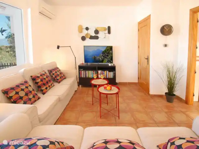 Casa Kambó en España, Costa del Sol, Comares - villa El salón comedor con cocina semiabierta y acceso al estudio.