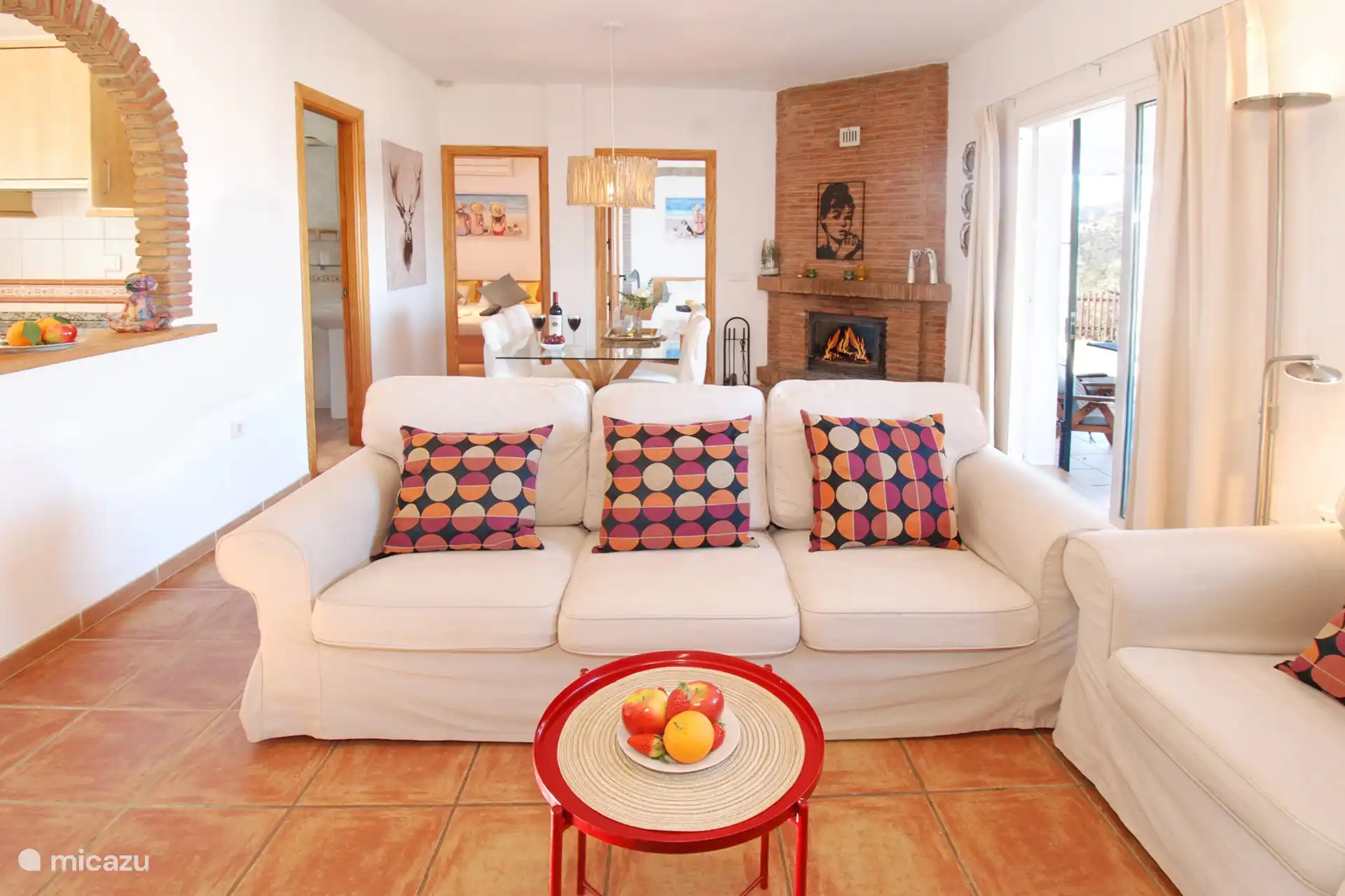 Nuestra estufa de leña hace que las frías noches de invierno sean acogedoras.