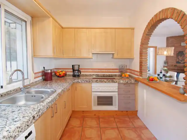 Casa Kambó en España, Costa del Sol, Comares - villa Una cocina americana amplia y luminosa para su comodidad.