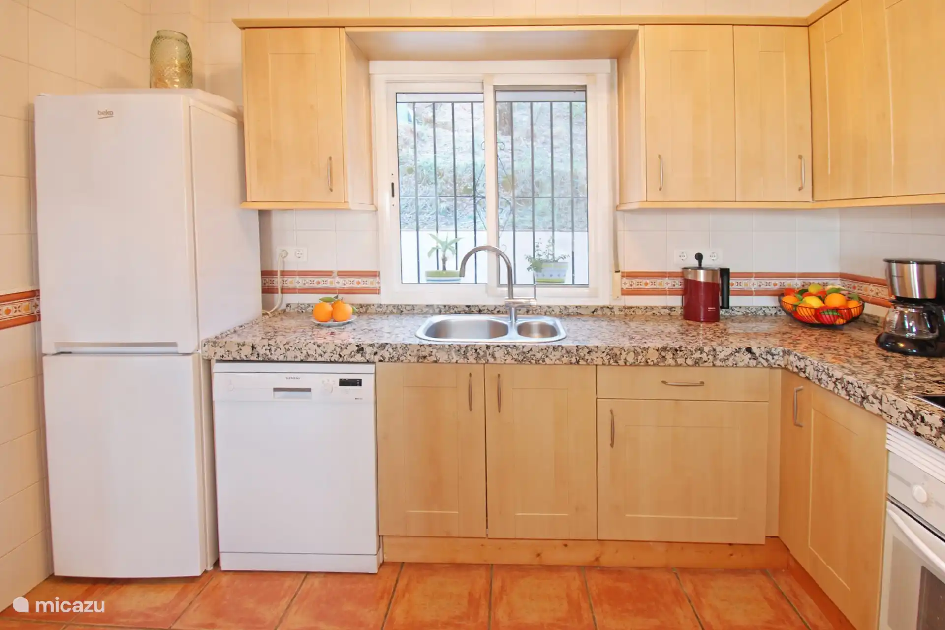 Horno, microondas, lavavajillas, frigorífico/congelador, campana extractora, vitrocerámica, batidora de pie, freidora de aire y mucho más. 