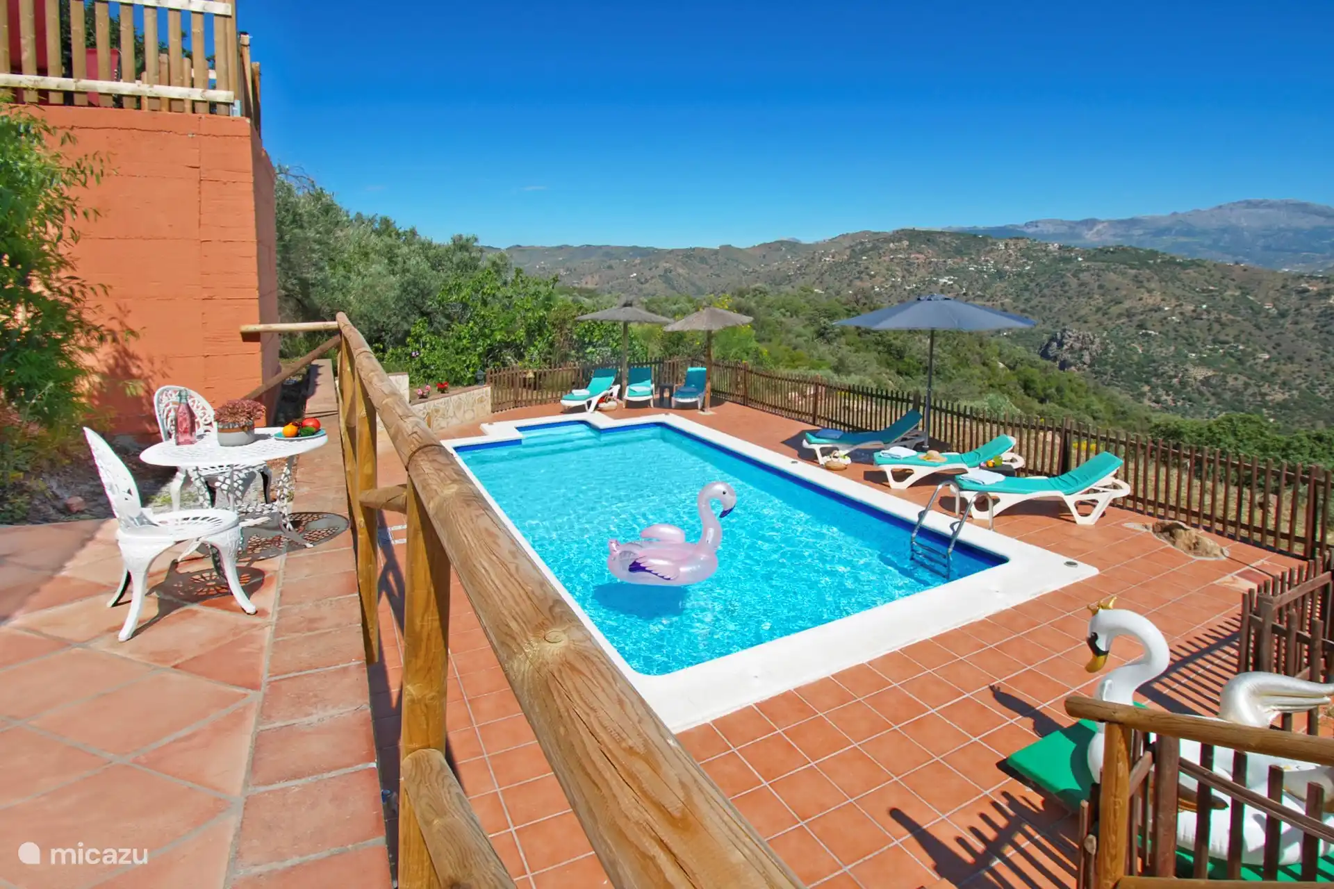 Diversión de natación de 8 x 4 metros con amplias vistas sobre las sierras. 