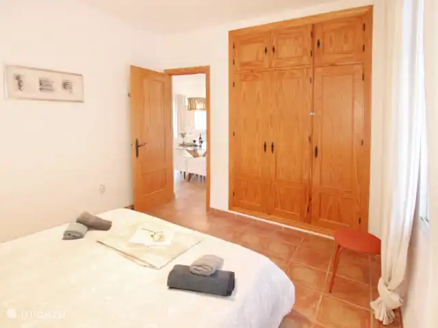 Casa Kambó en España, Costa del Sol, Comares - villa Disfrute de una noche maravillosamente suave en este dormitorio con cama king-size y armario.
