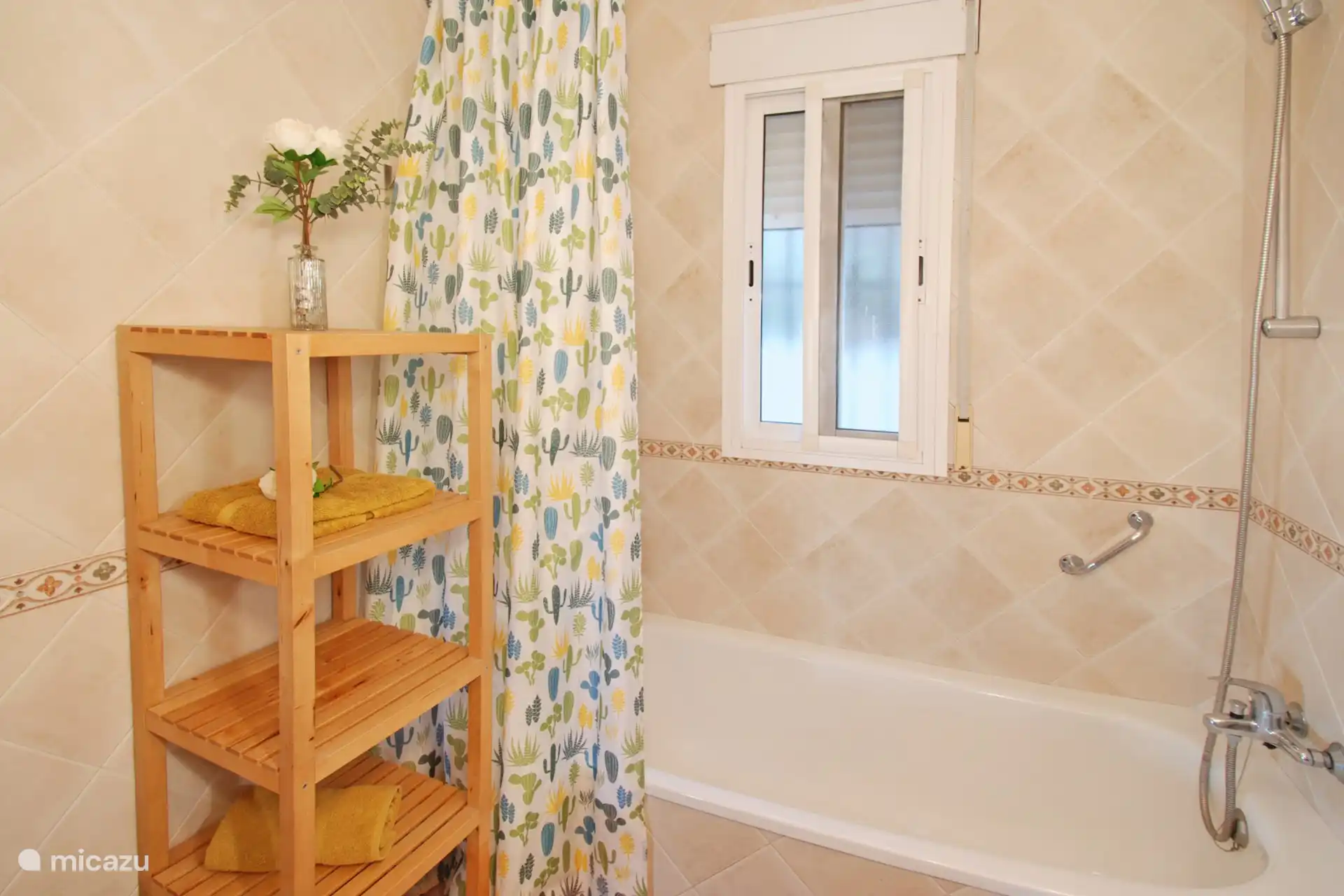 Uno de los 2 baños con bañera/ducha.