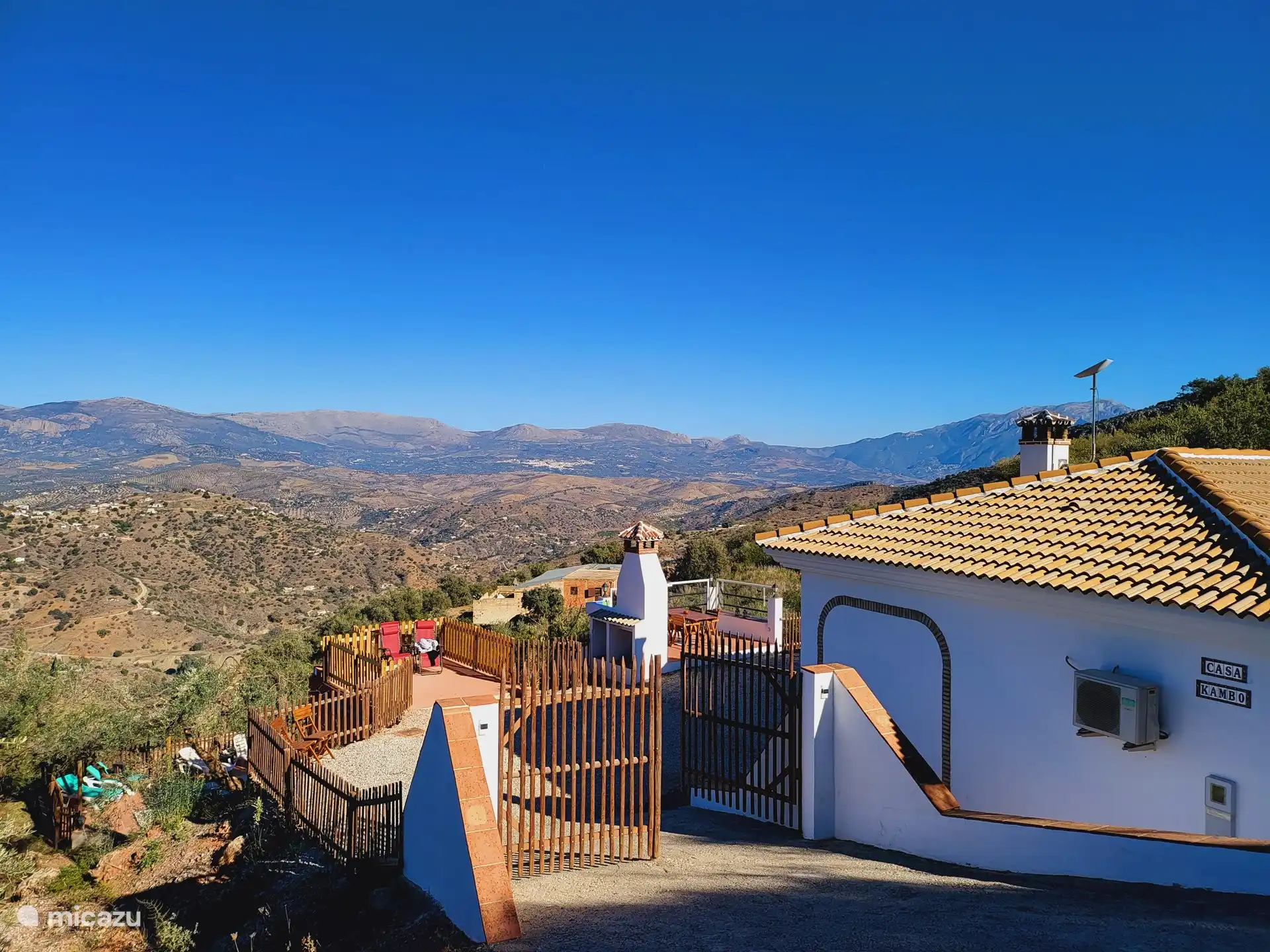 Vive tus vacaciones de ensueño en Casa Kambo, en un hermoso entorno natural y, sin embargo, a solo 4 km del hermoso pueblo andaluz encalado de Comares. 