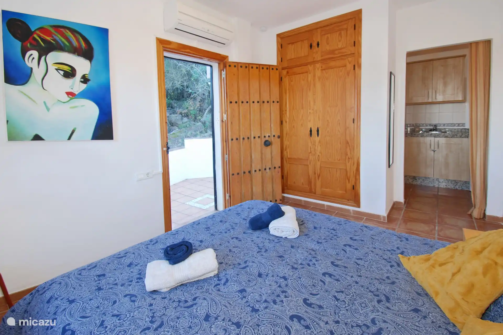 El estudio con terraza privada, cocina americana y baño.