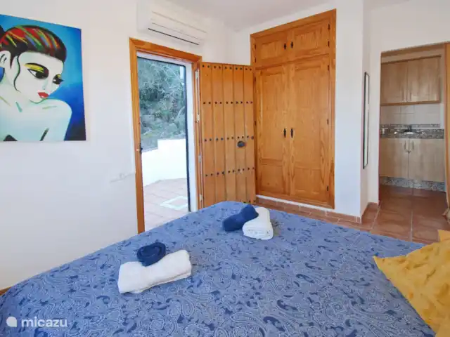 Casa Kambó en España, Costa del Sol, Comares - villa El estudio con terraza privada, cocina americana y baño.