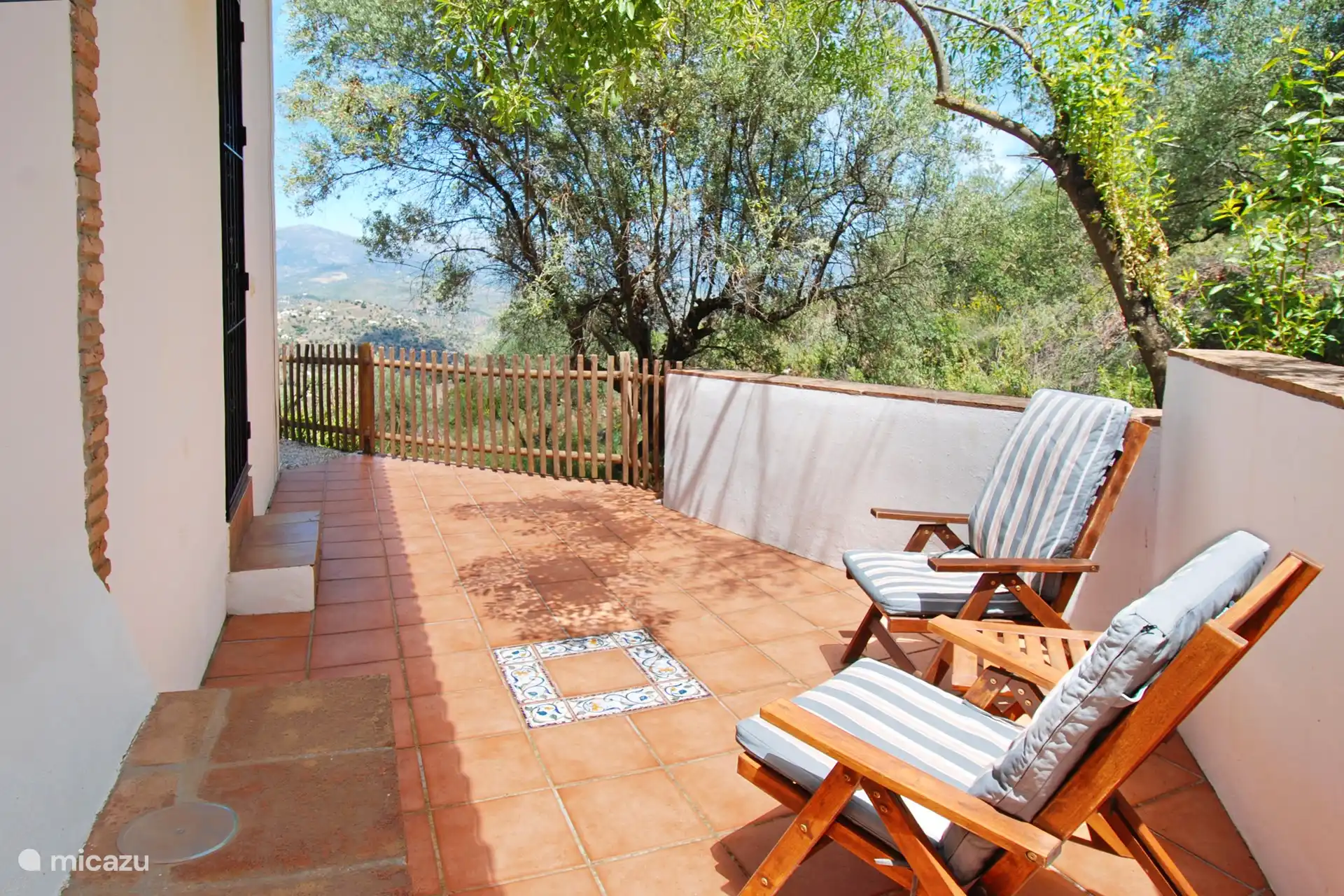 Terraza privada anexa al estudio. Bonito rincón de lectura. 