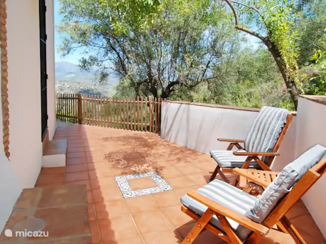 Casa Kambó en España, Costa del Sol, Comares - villa Terraza privada anexa al estudio. Bonito rincón de lectura.