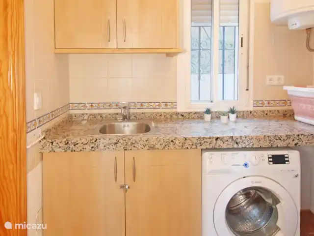 Casa Kambó en España, Costa del Sol, Comares - villa Cocina americana en el estudio con lavadora y cafetera para los más madrugadores.