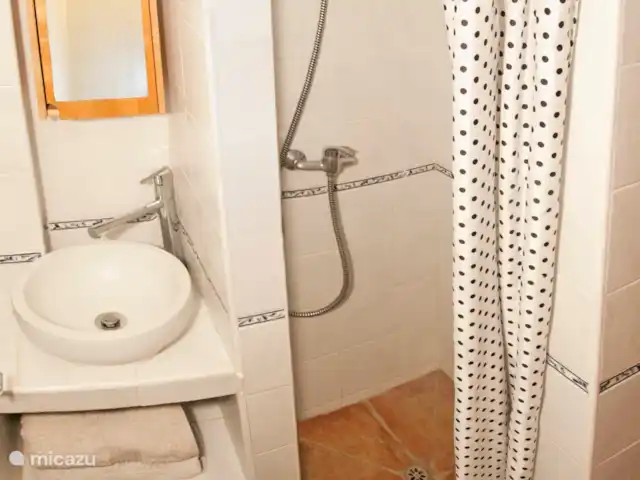 Casa Kambó en España, Costa del Sol, Comares - villa El baño en suite del estudio.