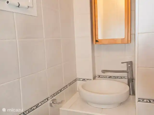 Casa Kambó en España, Costa del Sol, Comares - villa Este baño se puede utilizar como baño comunitario o solo para el estudio.
