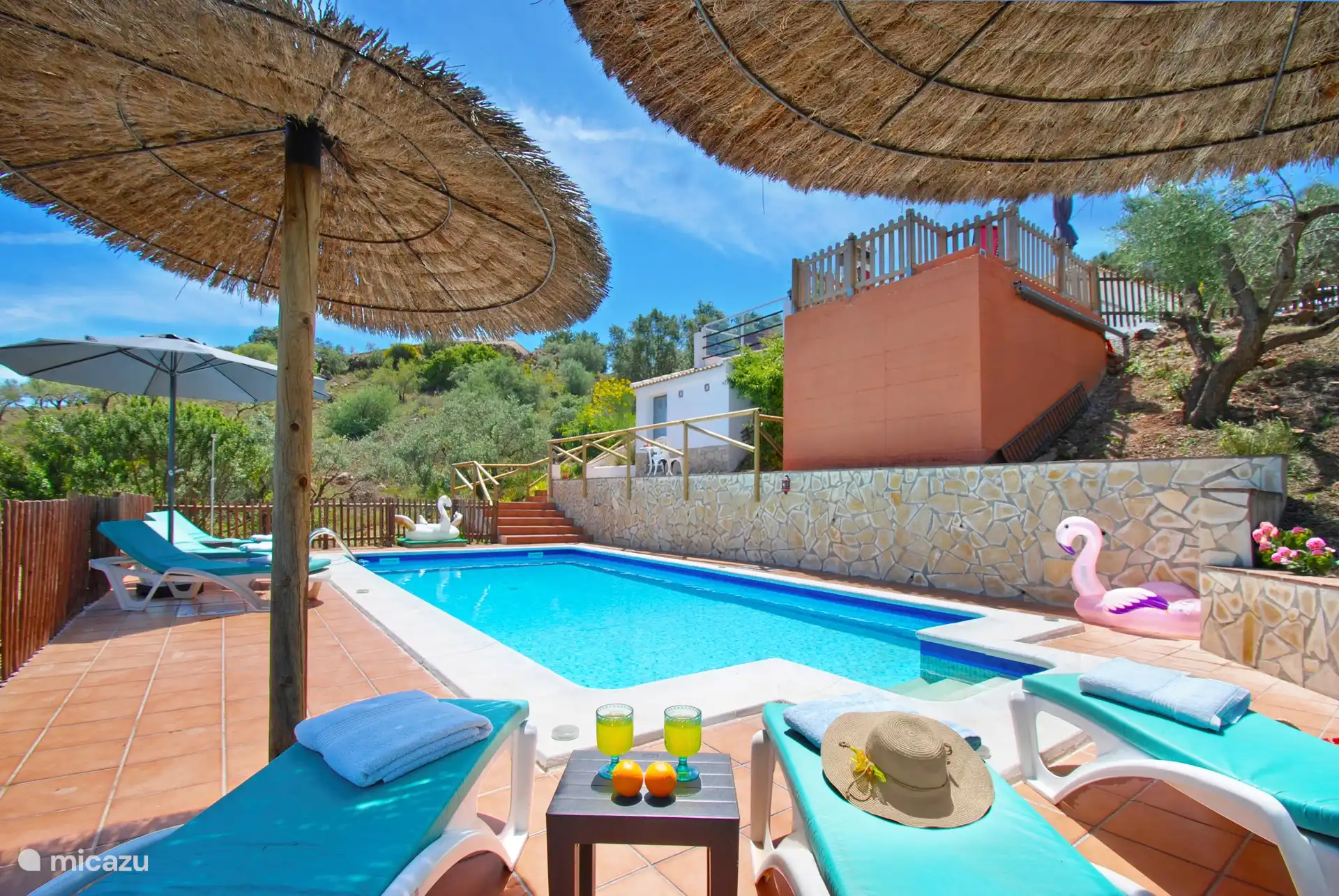La gran terraza alrededor de la piscina no es el único lujo para nuestros huéspedes. Hay una casa de piscina con nevera y un bar para tomar un delicioso aperitivo junto a la piscina.