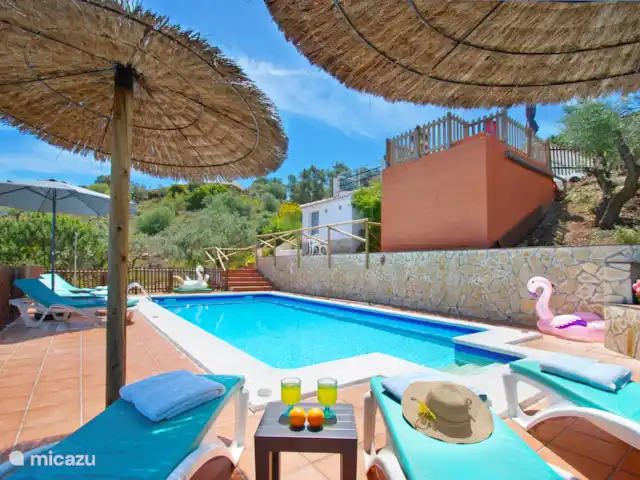 Casa Kambó en España, Costa del Sol, Comares - villa La gran terraza alrededor de la piscina no es el único lujo para nuestros huéspedes. Hay una casa de piscina con nevera y un bar para tomar un delicioso aperitivo junto a la piscina.