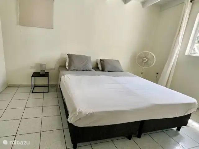 Location de Vacances Curaçao, Banda Ariba (est), Seru Bottelier, maison de vacances - Kasita blanku à la Villa Perla Chambre spacieuse avec un lit queen ou 2 lits séparés.