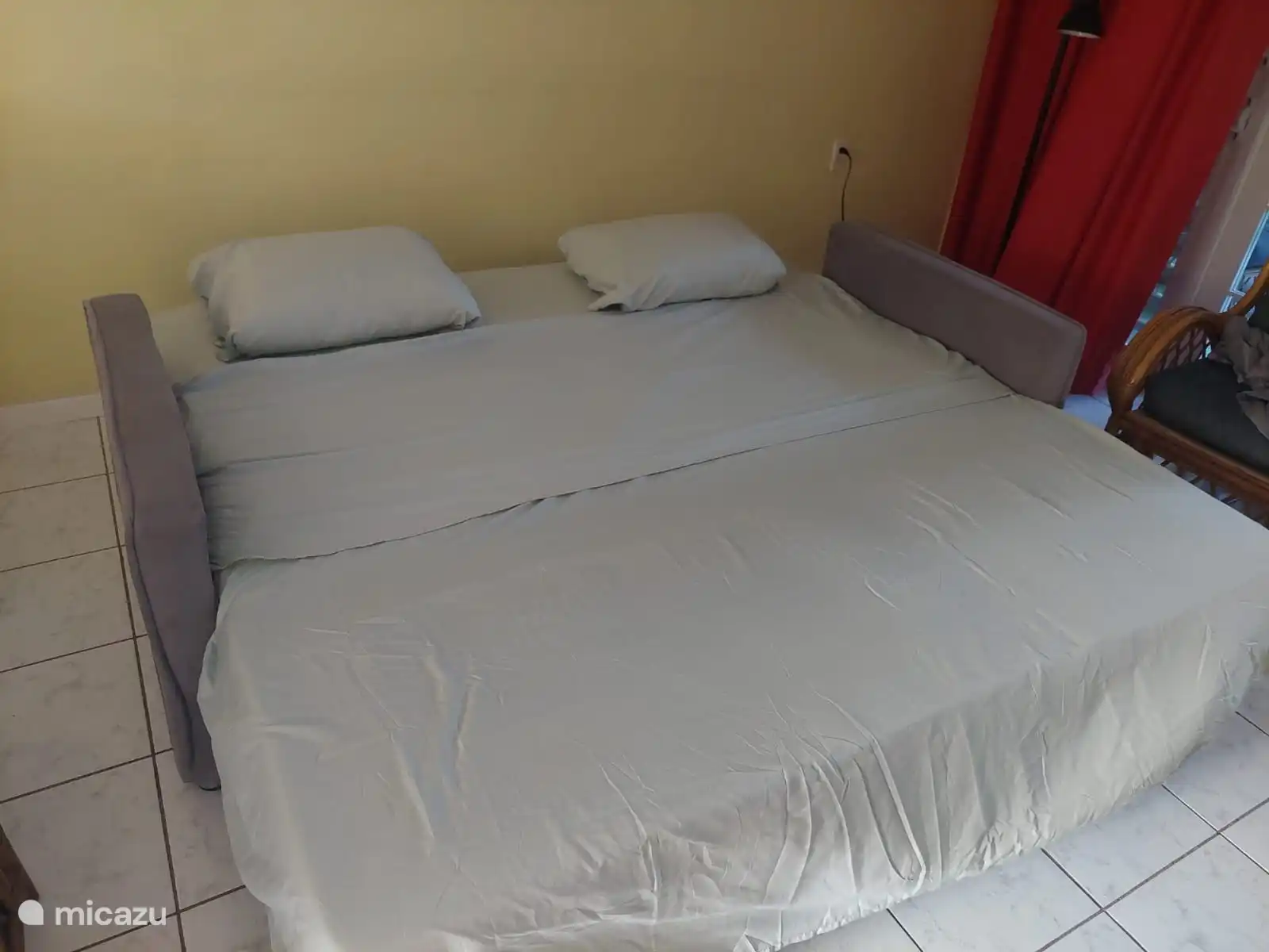 Sofá cama de 1,9 por 1,9 metros. Lo suficientemente espacioso para 2 adultos