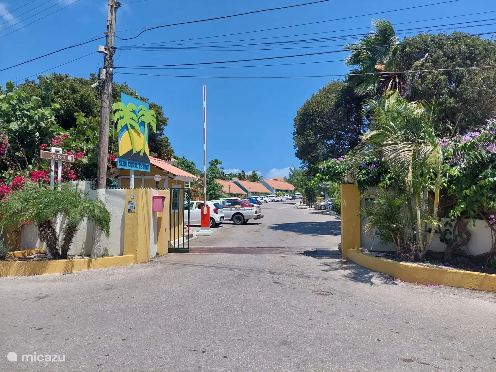 Puerta de entrada al Resort Seru Coral. 