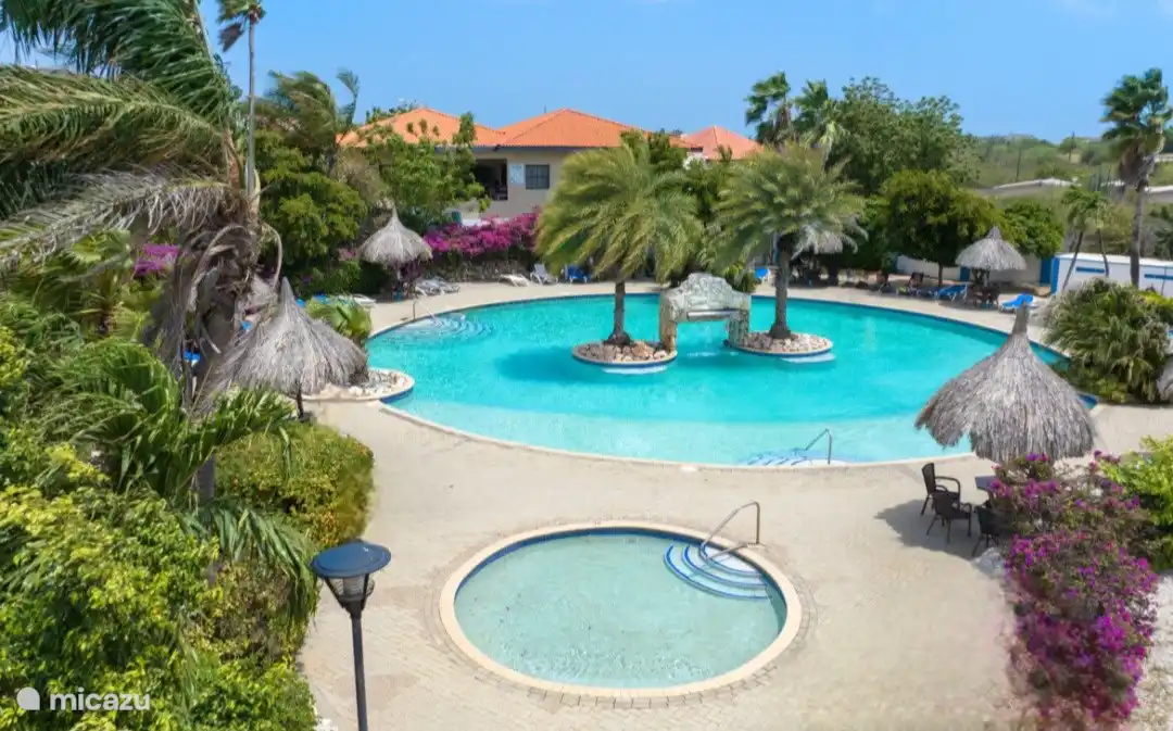 Preciosa piscina con zona infantil separada.