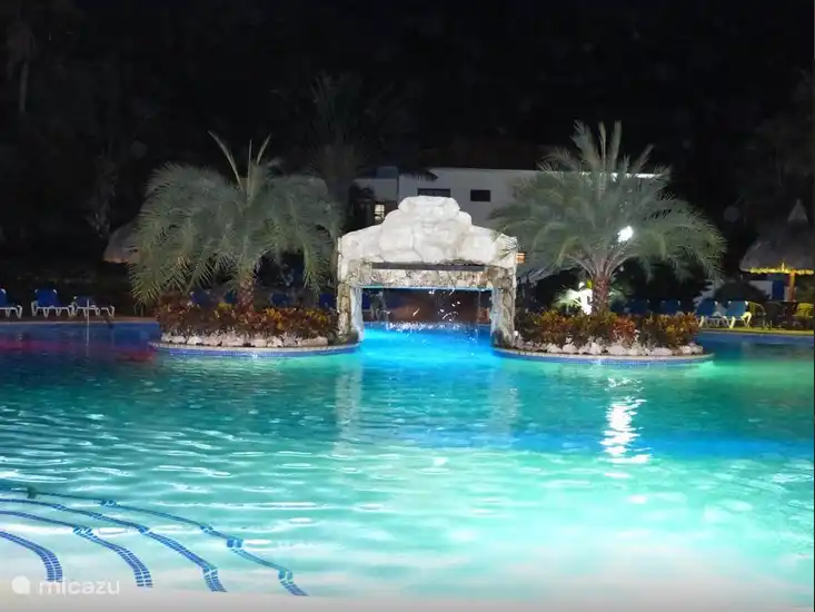 Piscina iluminada por la noche.