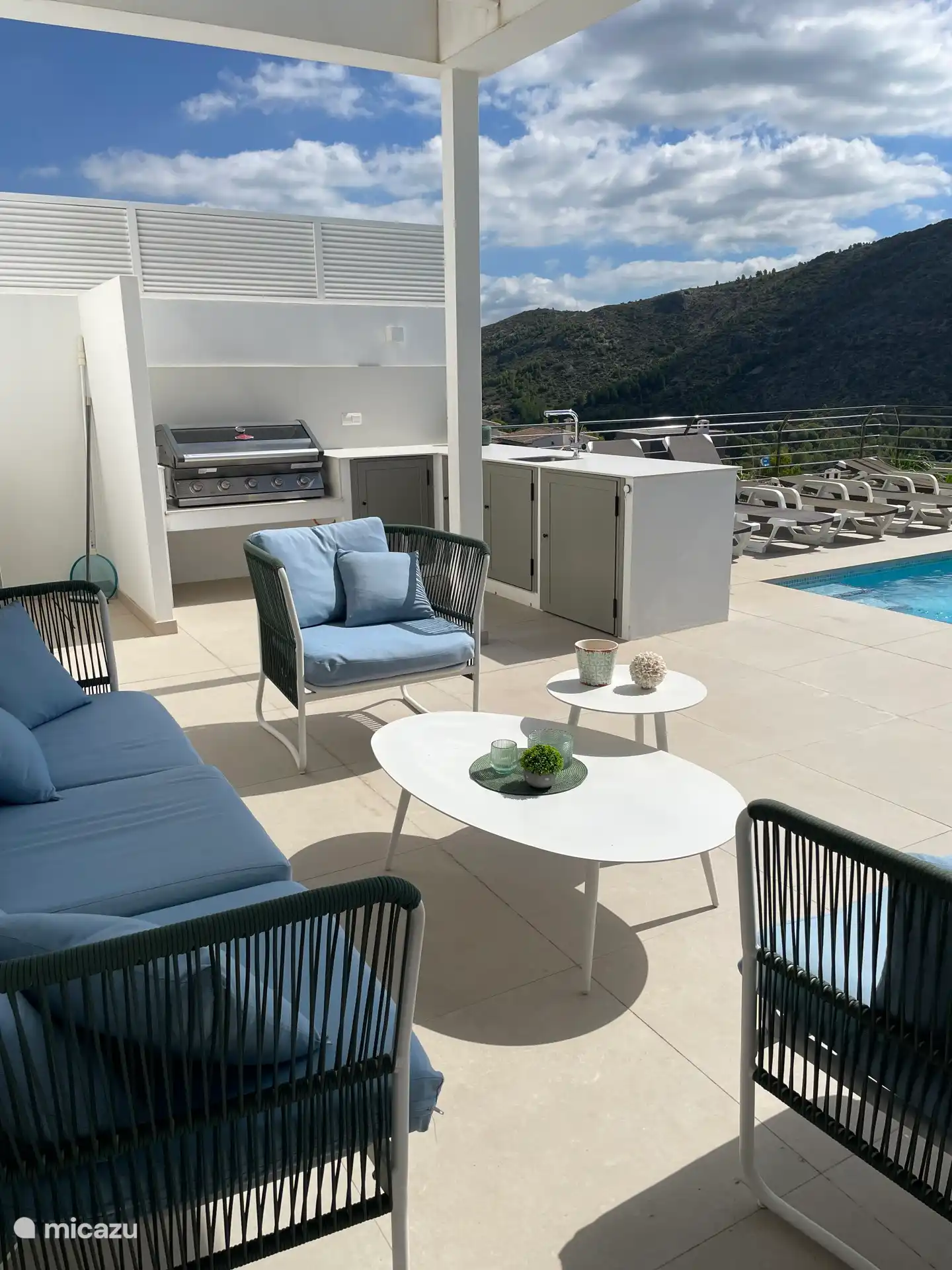 Gro&#223;z&#252;gige Terrasse mit Au&#223;enk&#252;che