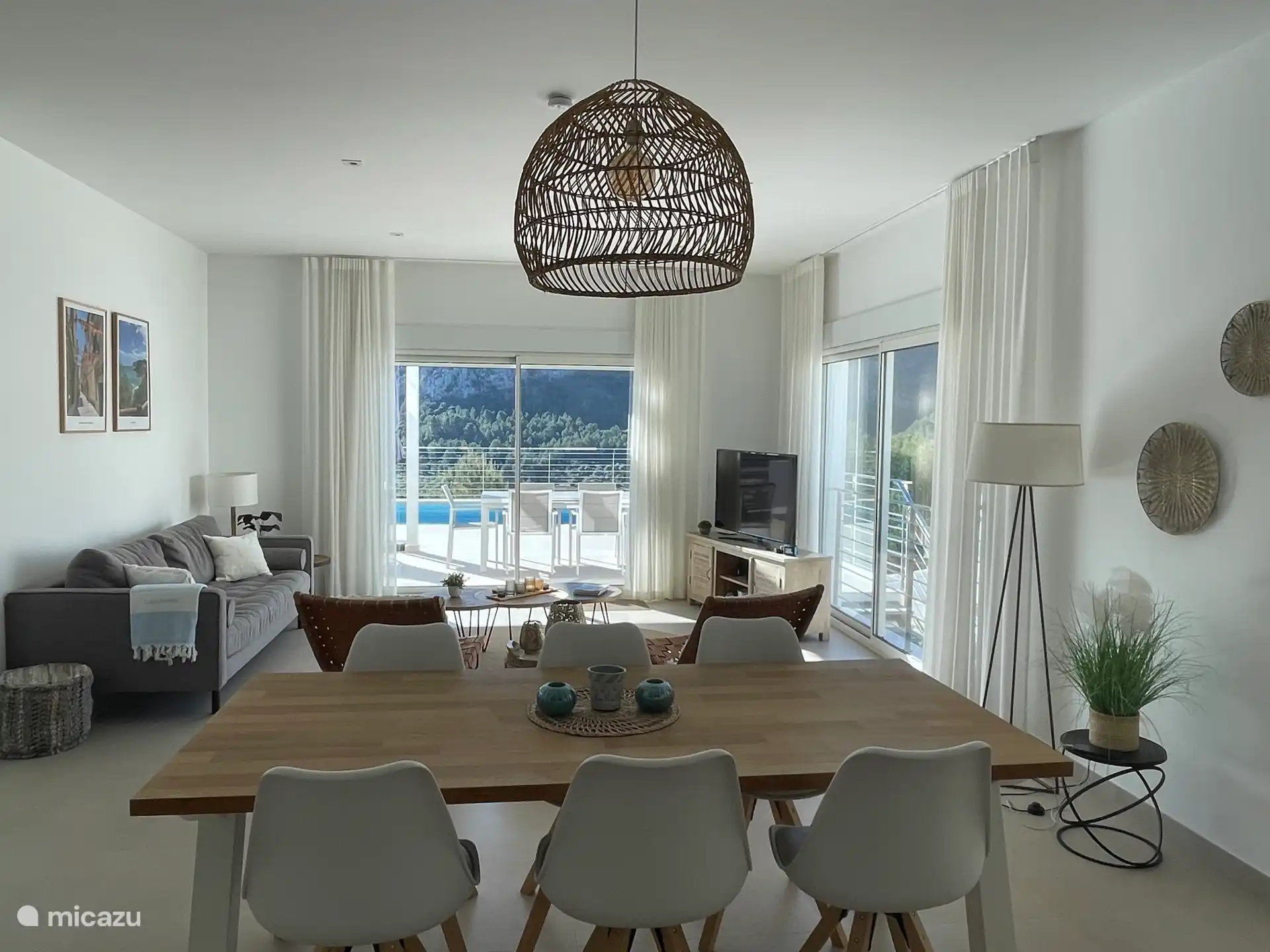 Salón espacioso con zona de estar, aire acondicionado, calefacción por suelo radiante, televisor inteligente con Chromecast