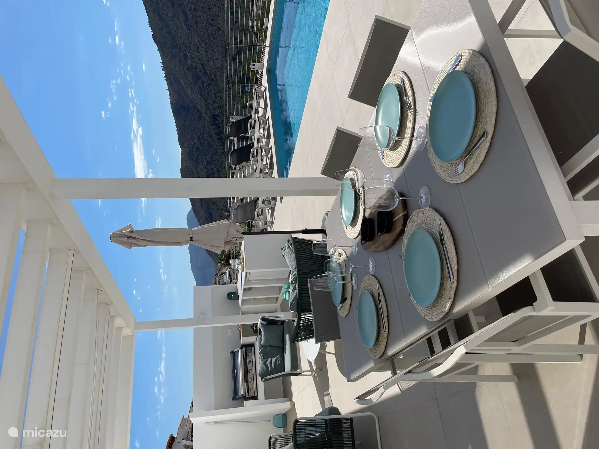 Blick auf Esstisch + Au&#223;enk&#252;che