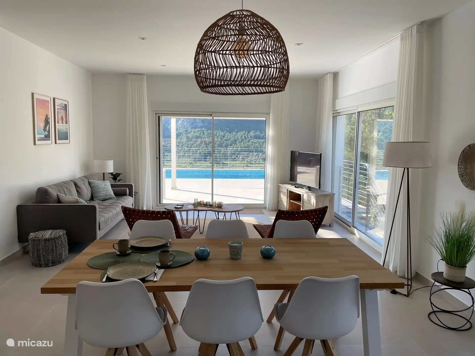 Ger&#228;umiges Wohnzimmer mit Sitzecke, Klimaanlage, Fu&#223;bodenheizung, Smart-TV mit Chromecast