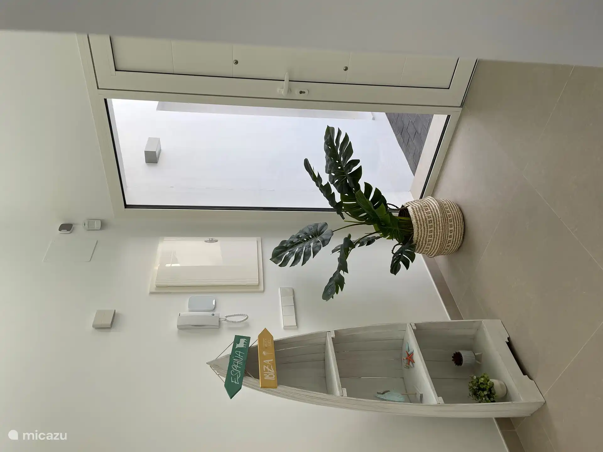 Eingangshalle mit Alarmanlage