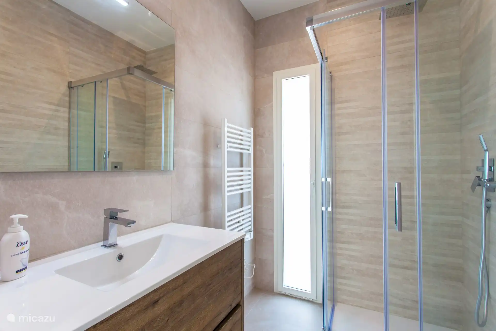 Badezimmer im Erdgeschoss – Fu&#223;bodenheizung und Handtuchw&#228;rmer