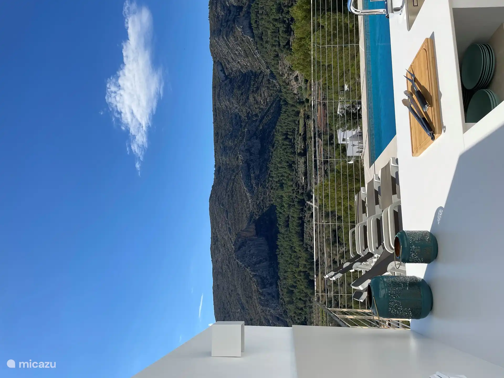 Blick auf Castel de l&#39;Oicaive von der Terrasse