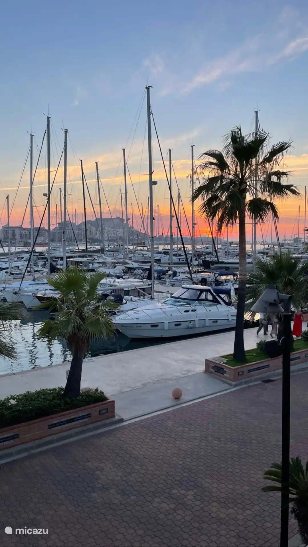 Denia Yachthafen mit seinen zahlreichen Restaurants