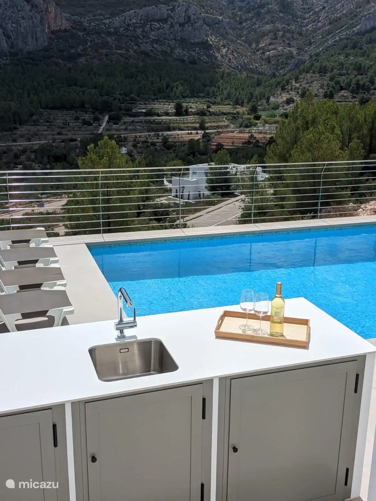 S&#252;dterrasse und Swimmingpool