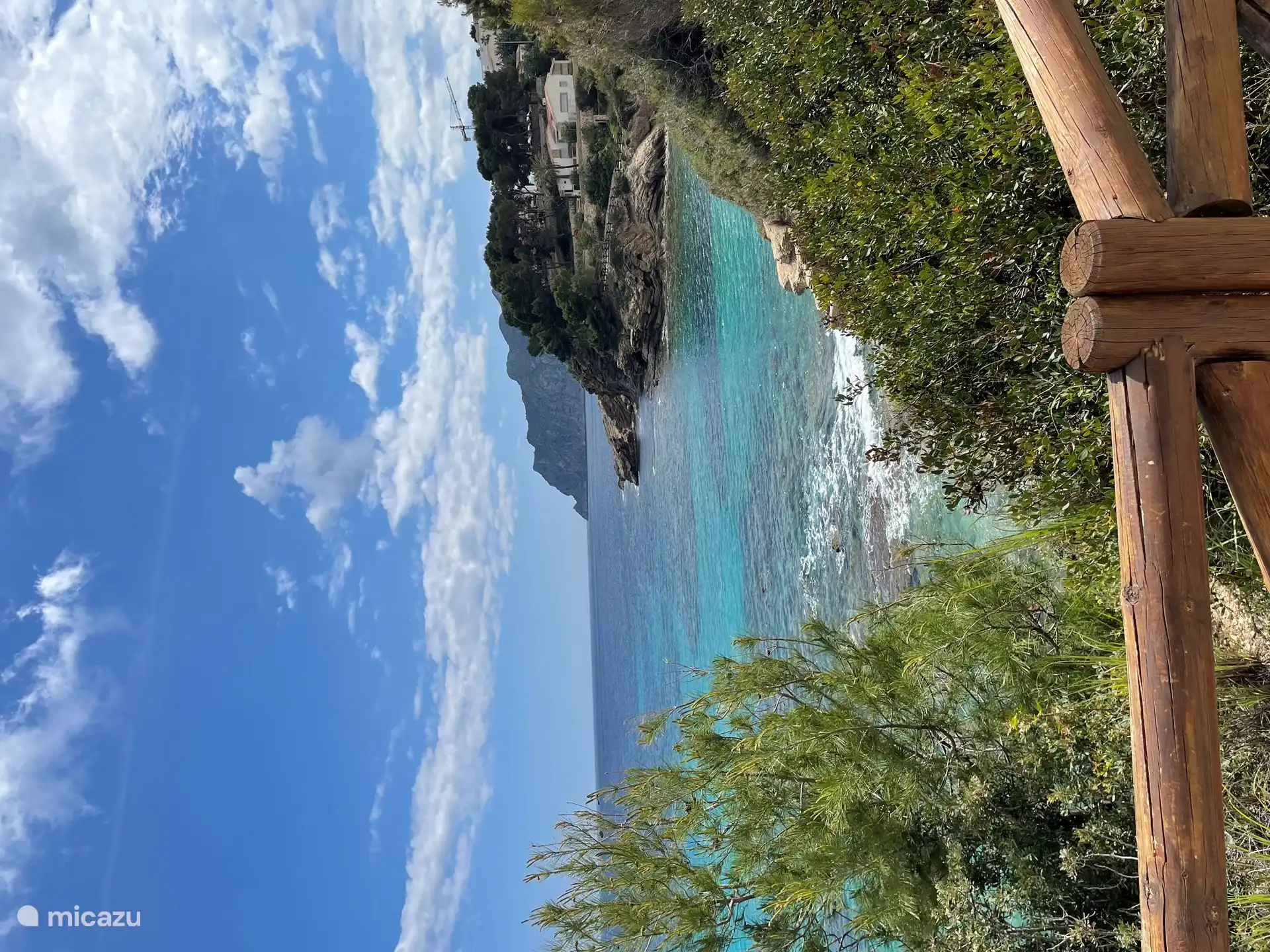 Eine der vielen kleinen Buchten bzw. „Calas“ dieser Region mit Blick auf das Mittelmeer.