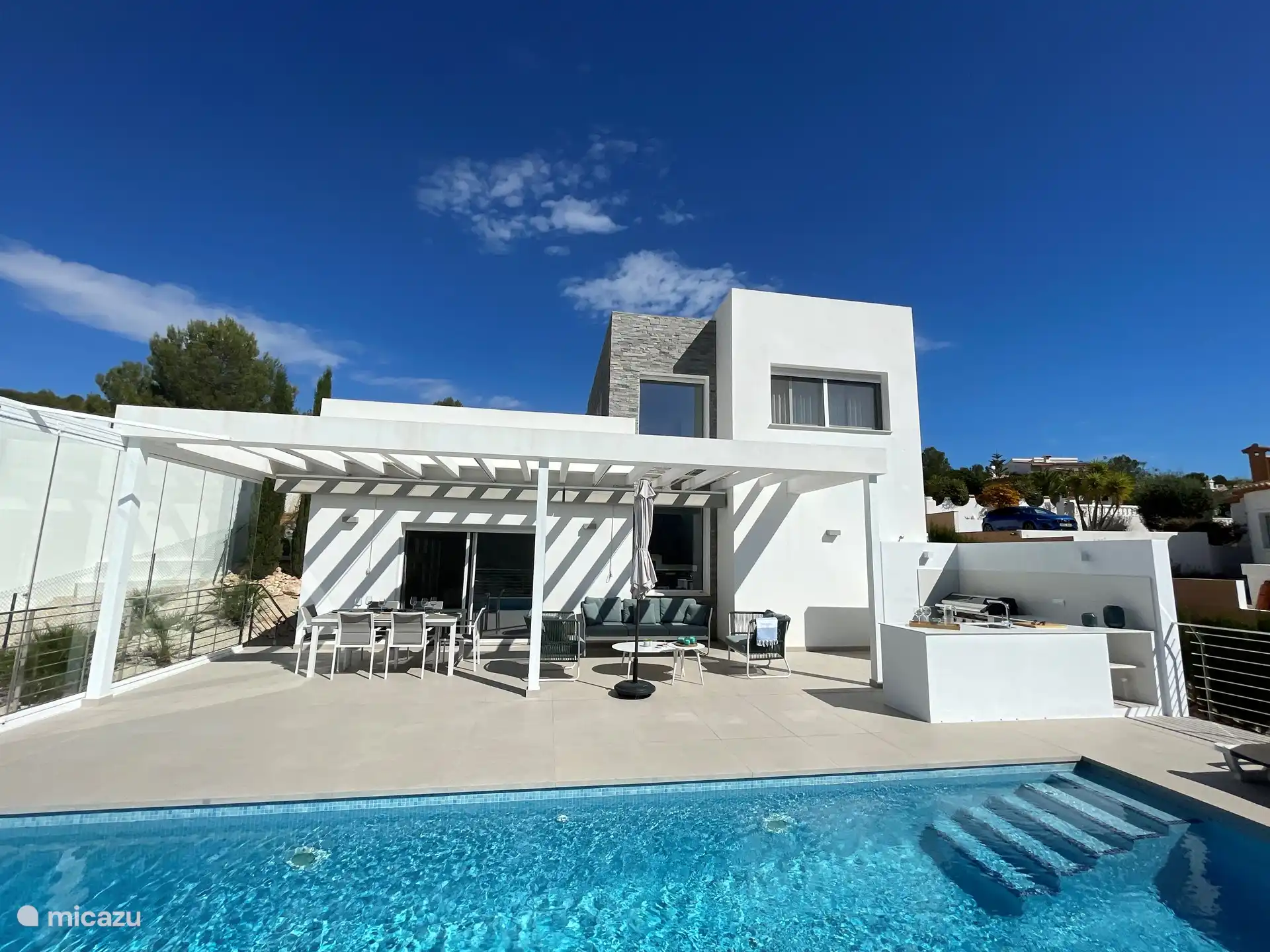 Gro&#223;z&#252;gige Terrasse mit gro&#223;em Swimmingpool (9 x 4 m)