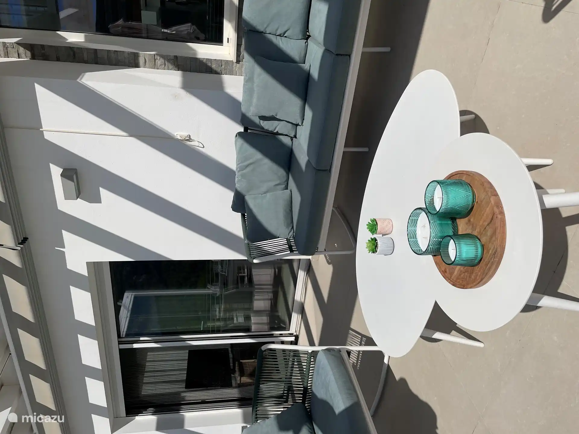 Aperitifs im Loungebereich auf der Terrasse