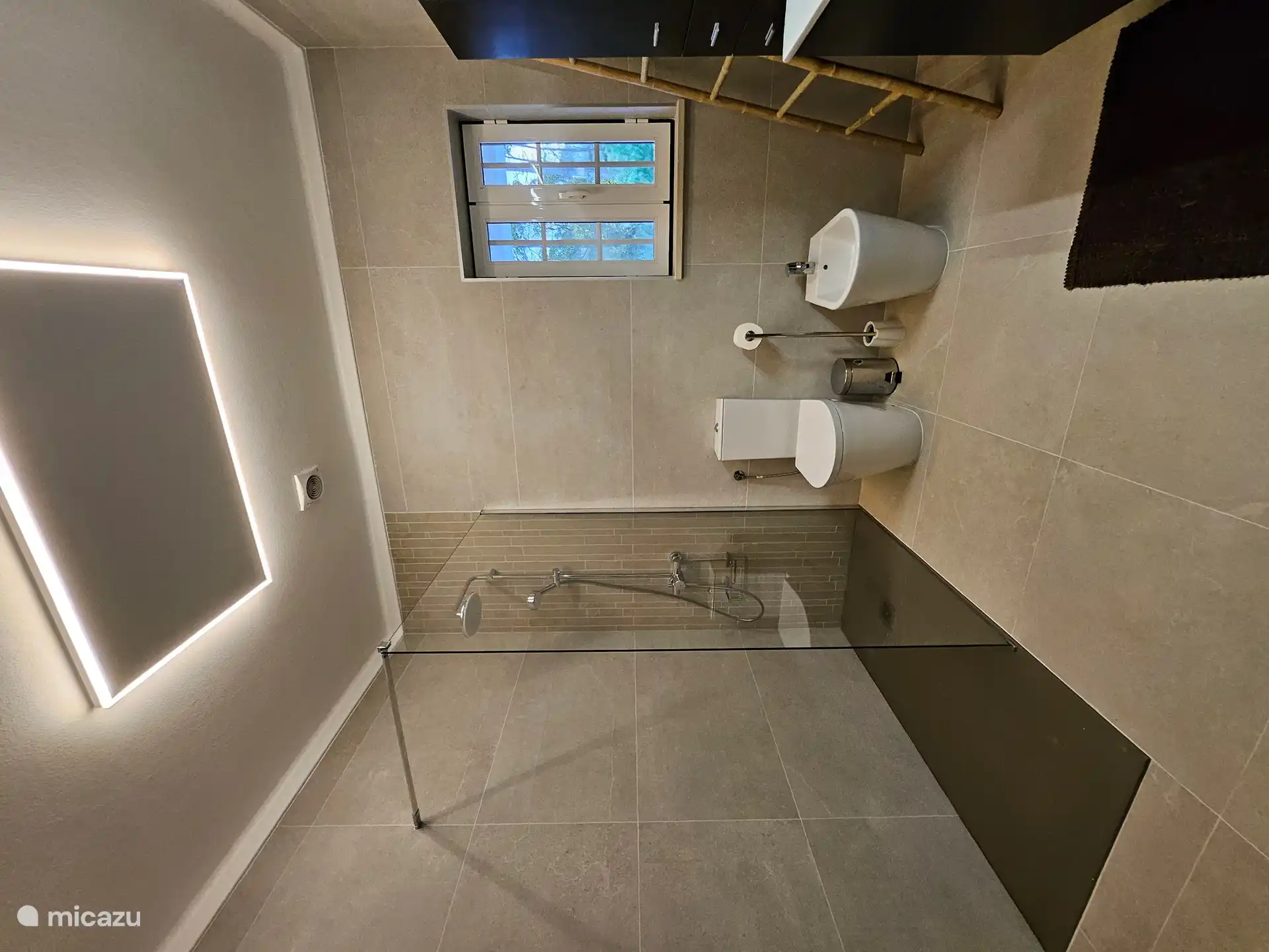 Gemeinschaftsbad für Schlafzimmer 2 und 3