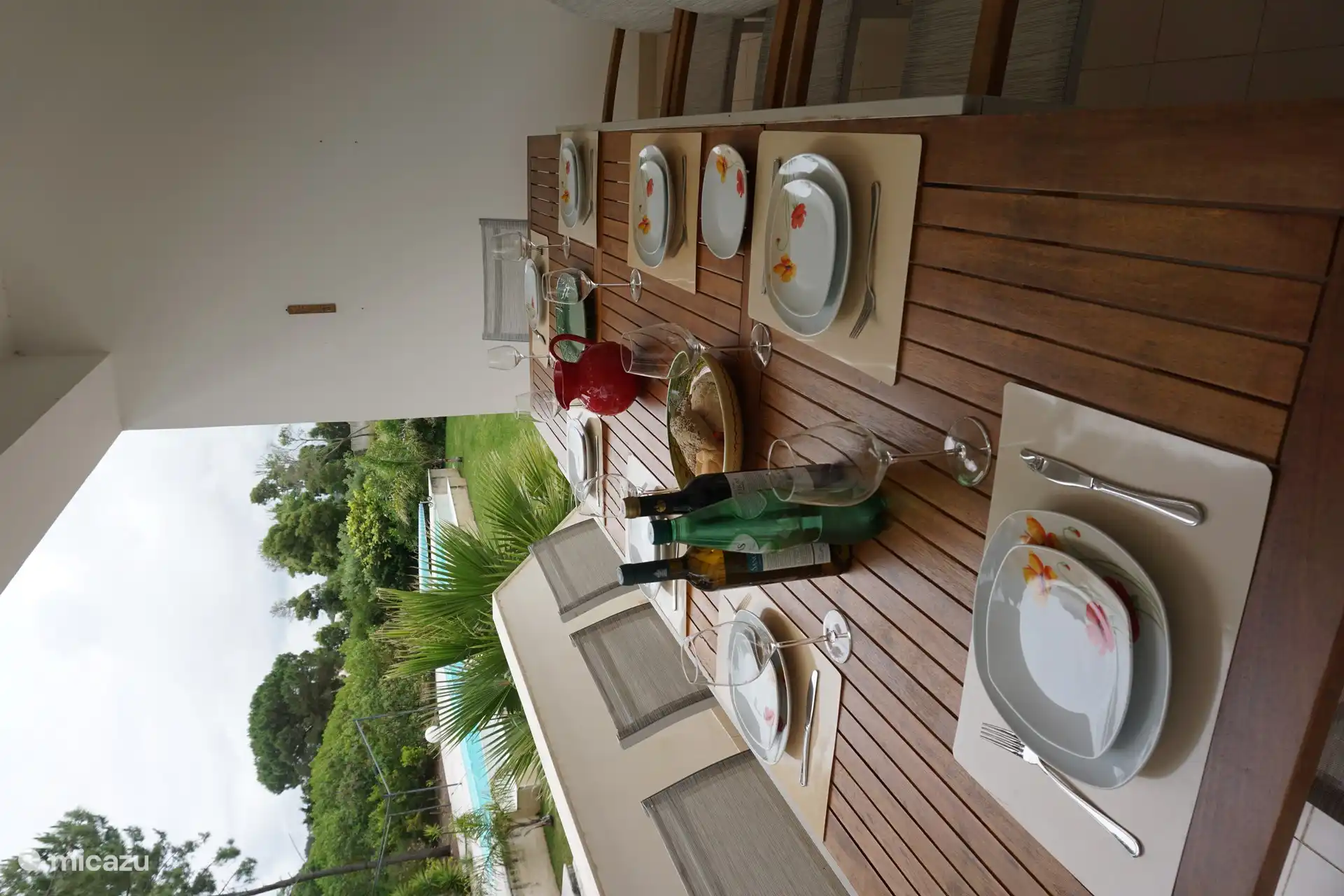 Küchenterrasse mit Morgensonne