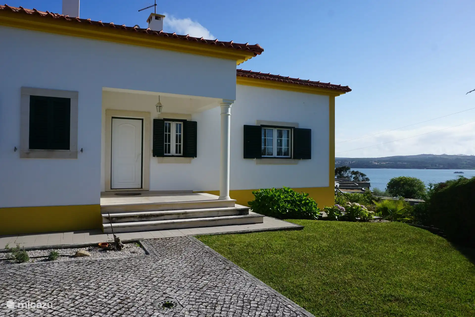 Haustür mit Parkplatz