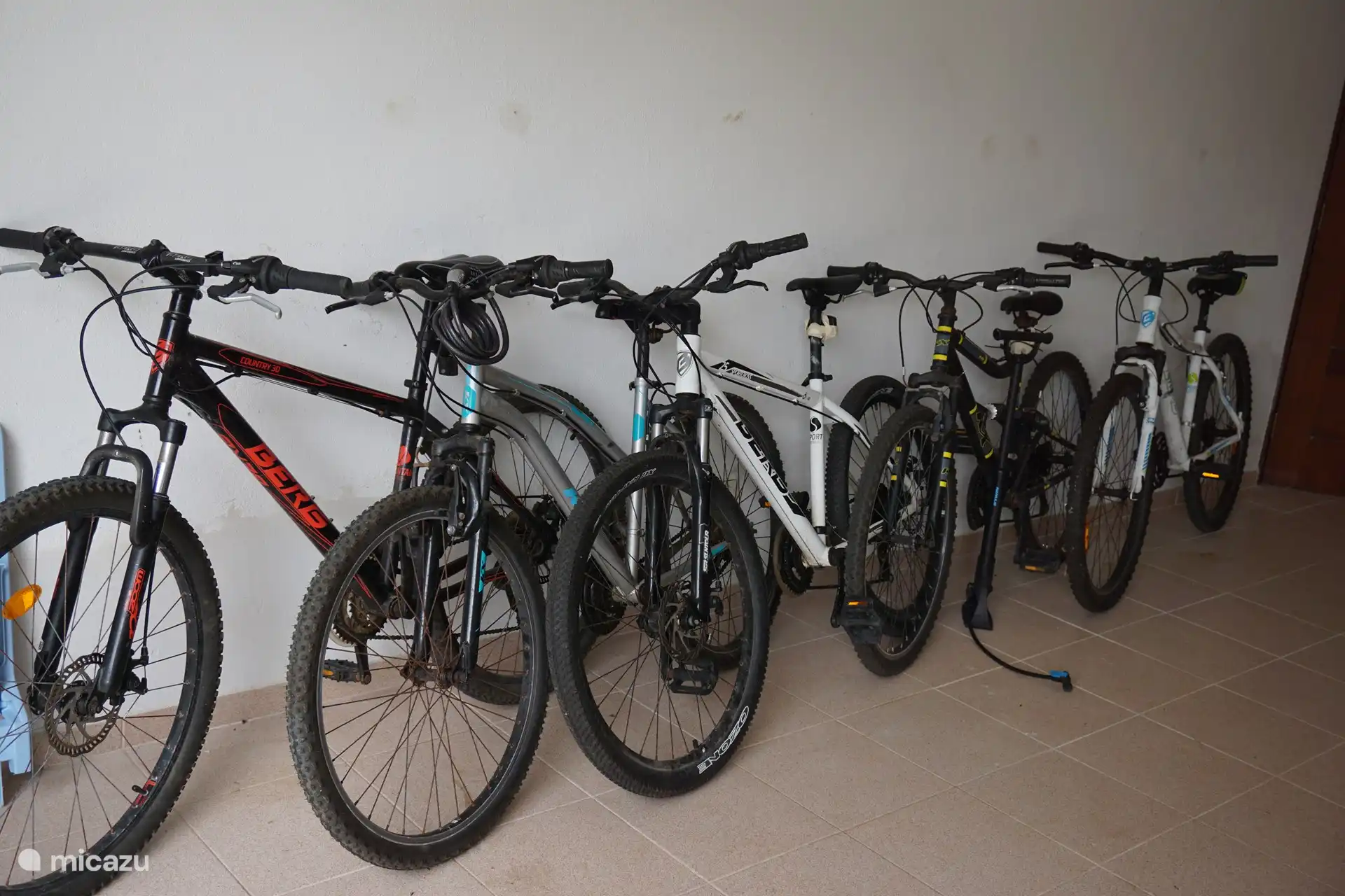 Es stehen 5 Fahrräder zur Verfügung, mit denen Sie die Gegend erkunden können.