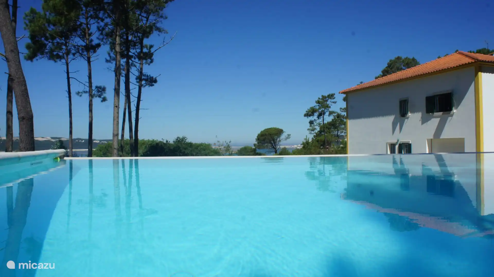 Beim Schwimmen im Infinity-Pool können Sie die Aussicht genießen, kein störender Rand.