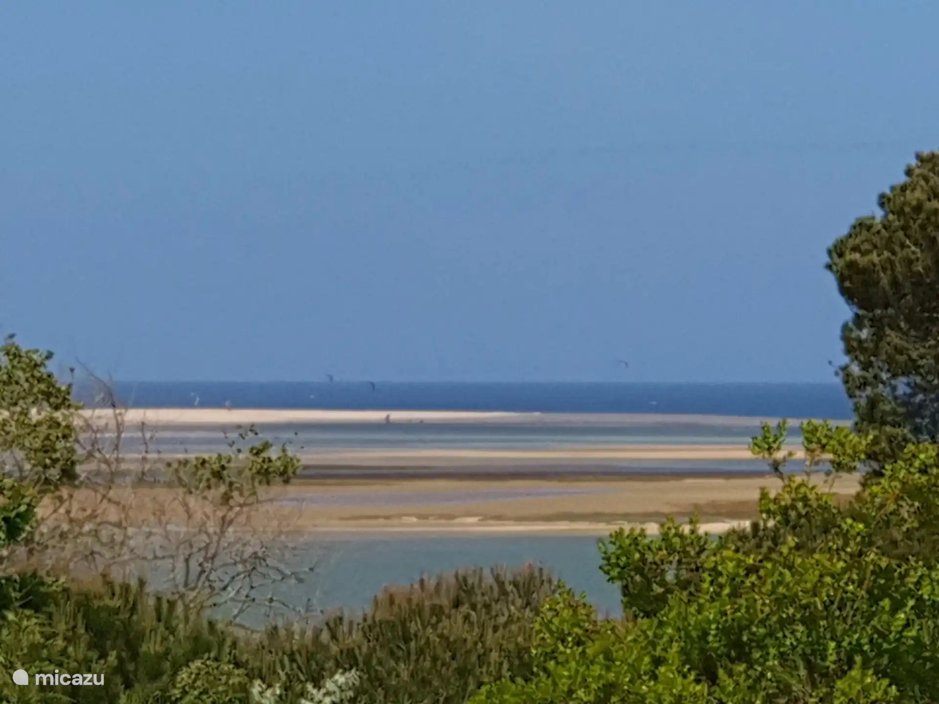 Lagune, Strand und Meer in einer Sichtlinie, vom Garten aus gesehen