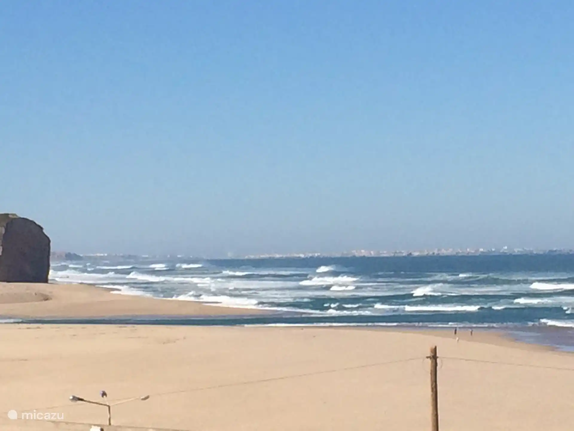 Bei klarem Wetter kann man Peniche vom Strand aus sehen
