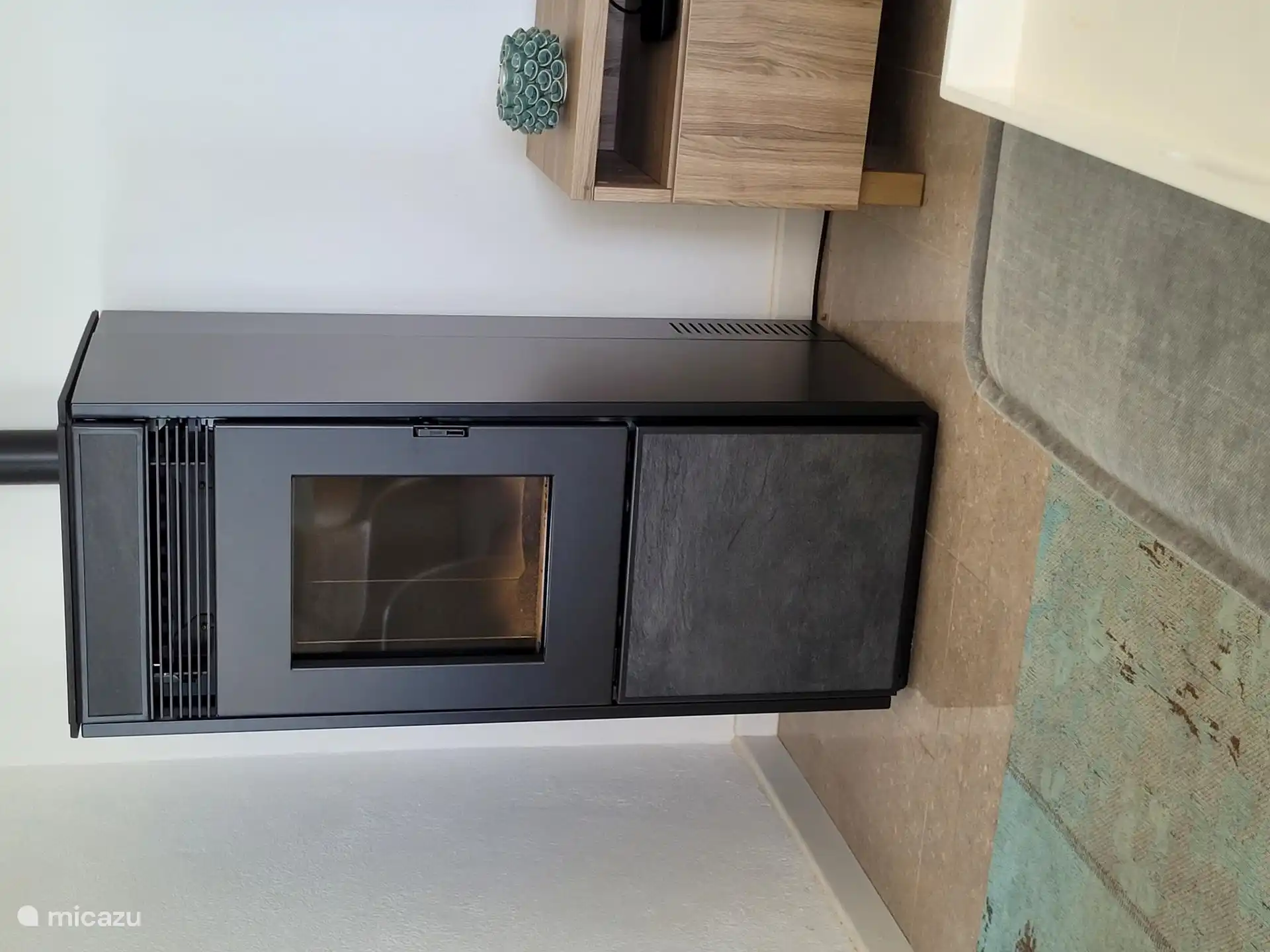 Attraktiver Palettenofen im Wohnzimmer für gemütliche Winterabende