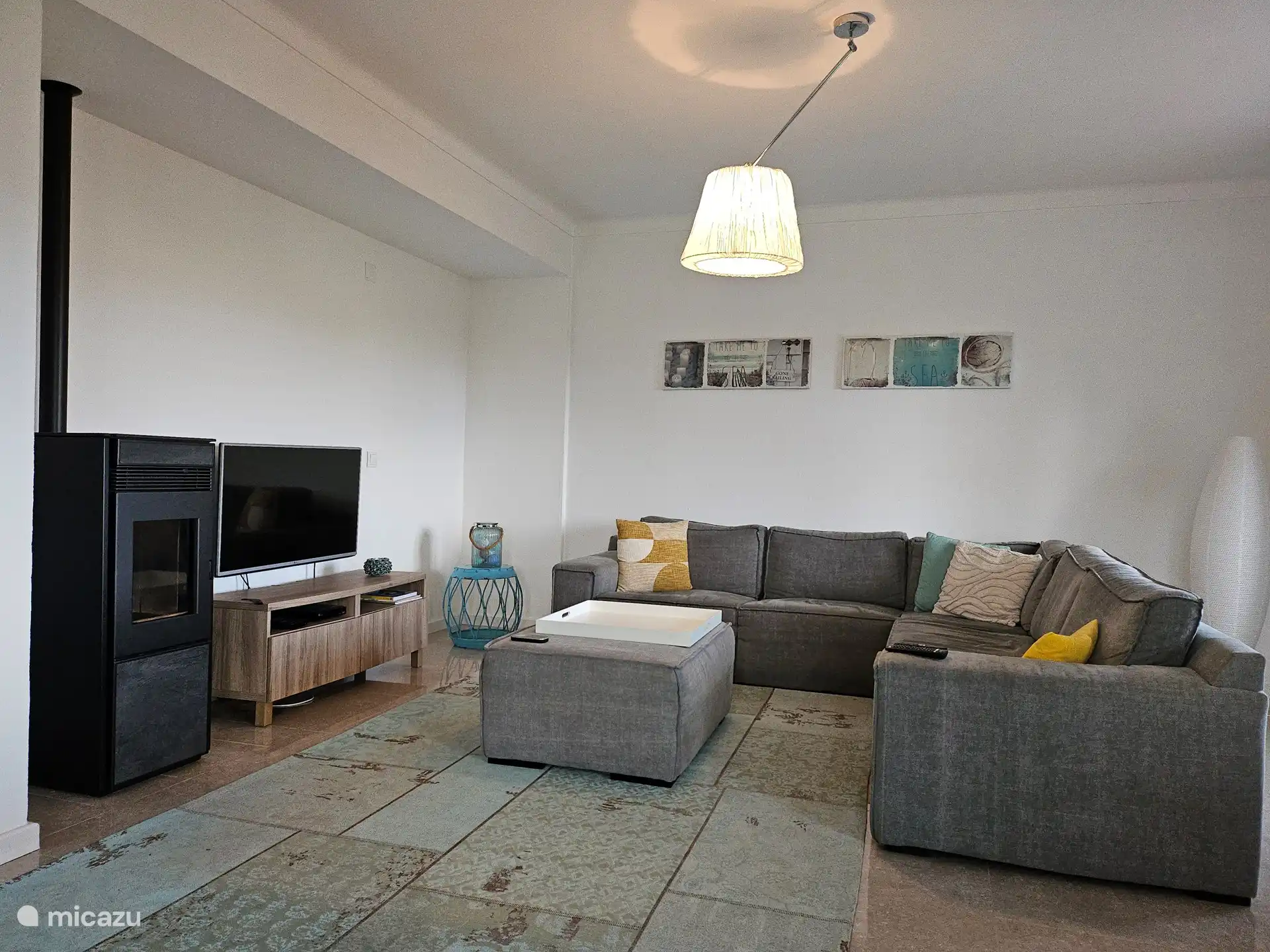 Wohnzimmer, TV mit niederländischen Kanälen und Netflix.