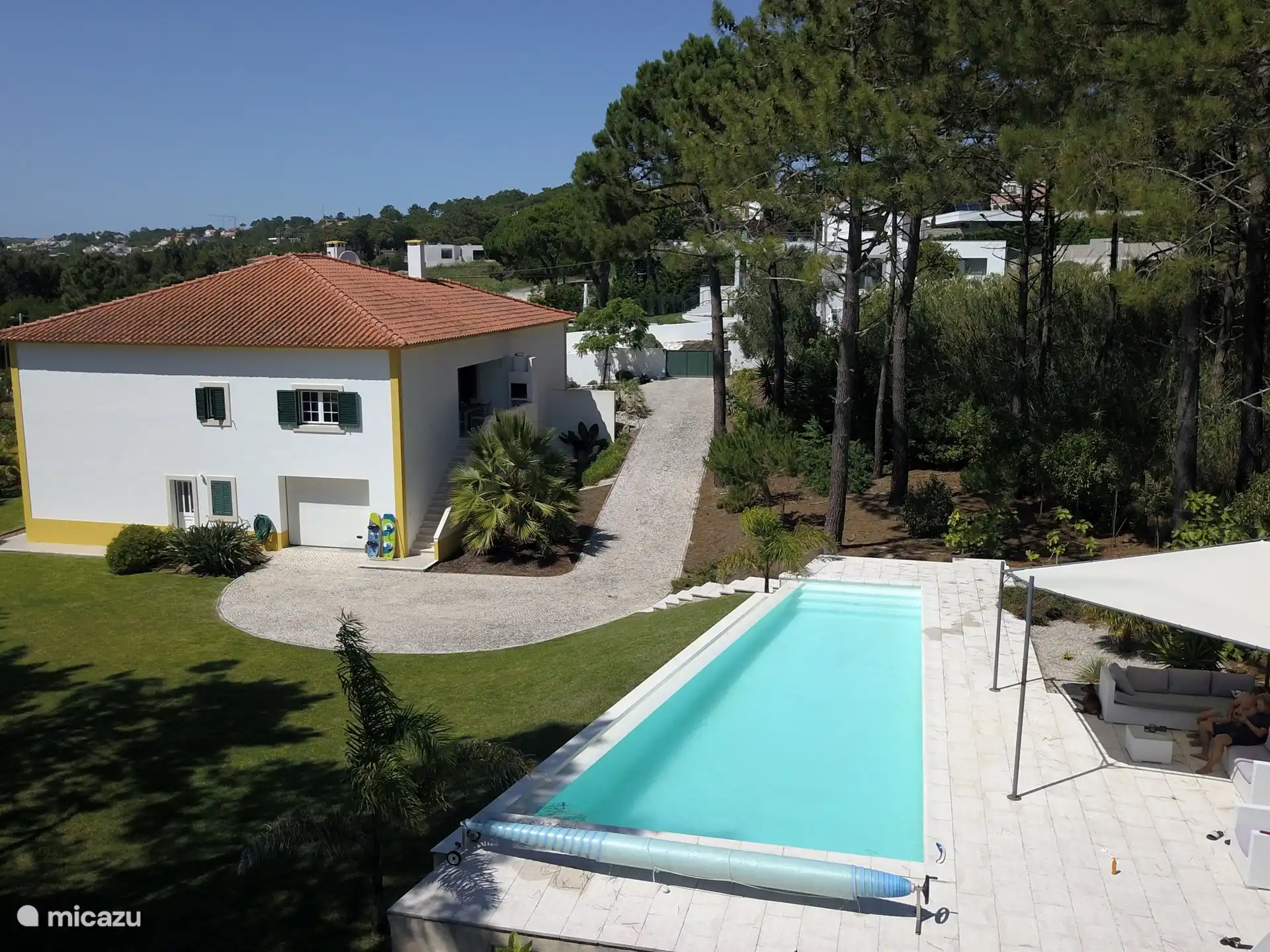 Das Becken ist 12 m lang. Die Tiefe erhöht sich von 1,00m auf 1,80m