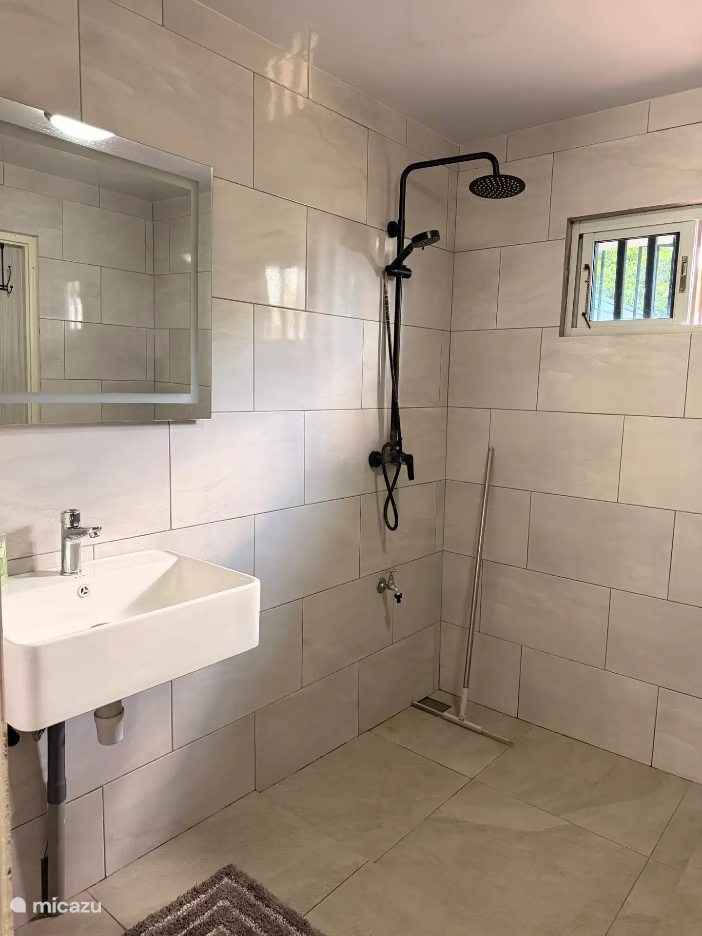Badkamer, douche met koud én warm water