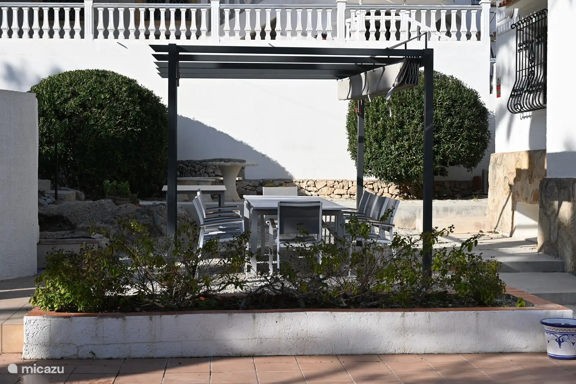 Esstisch auf der Terrasse mit Pergola