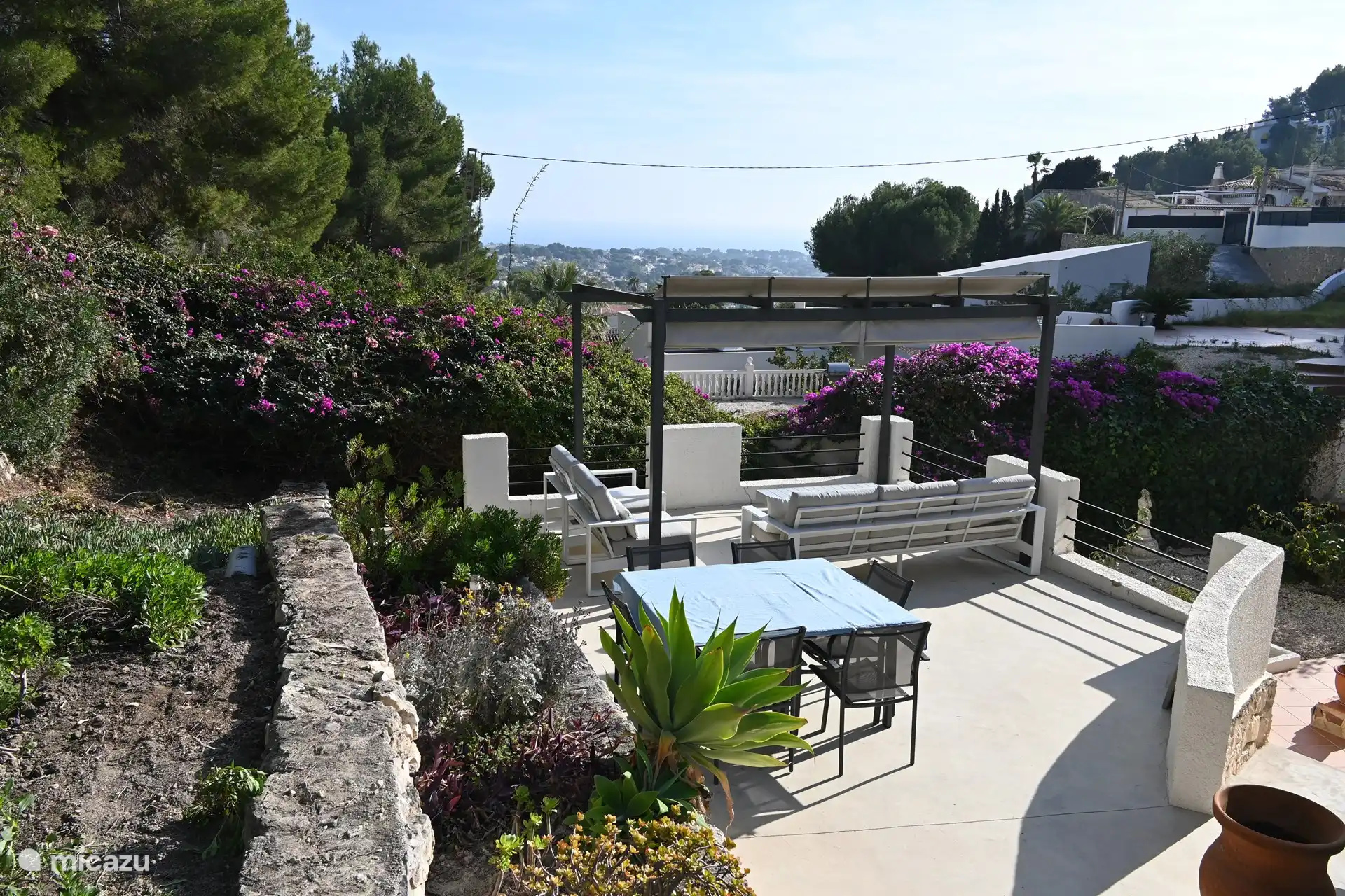 Sitzbereich im Freien mit Pergola und Meerblick