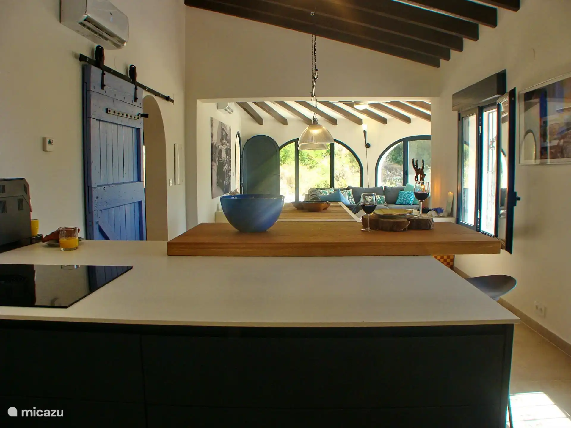 Blick von der Küche ins Wohnzimmer